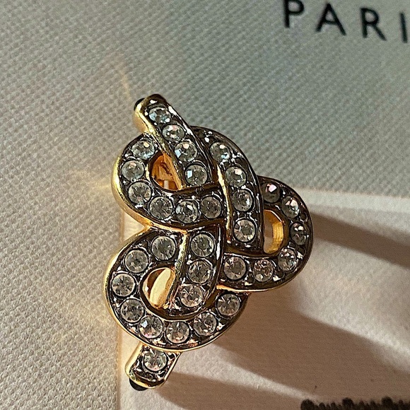 Stunning vintage made with Swarovski crystals earring